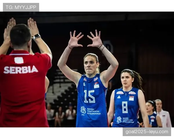 塞尔维亚球迷热情高涨，球场再现激情助球队状态回暖